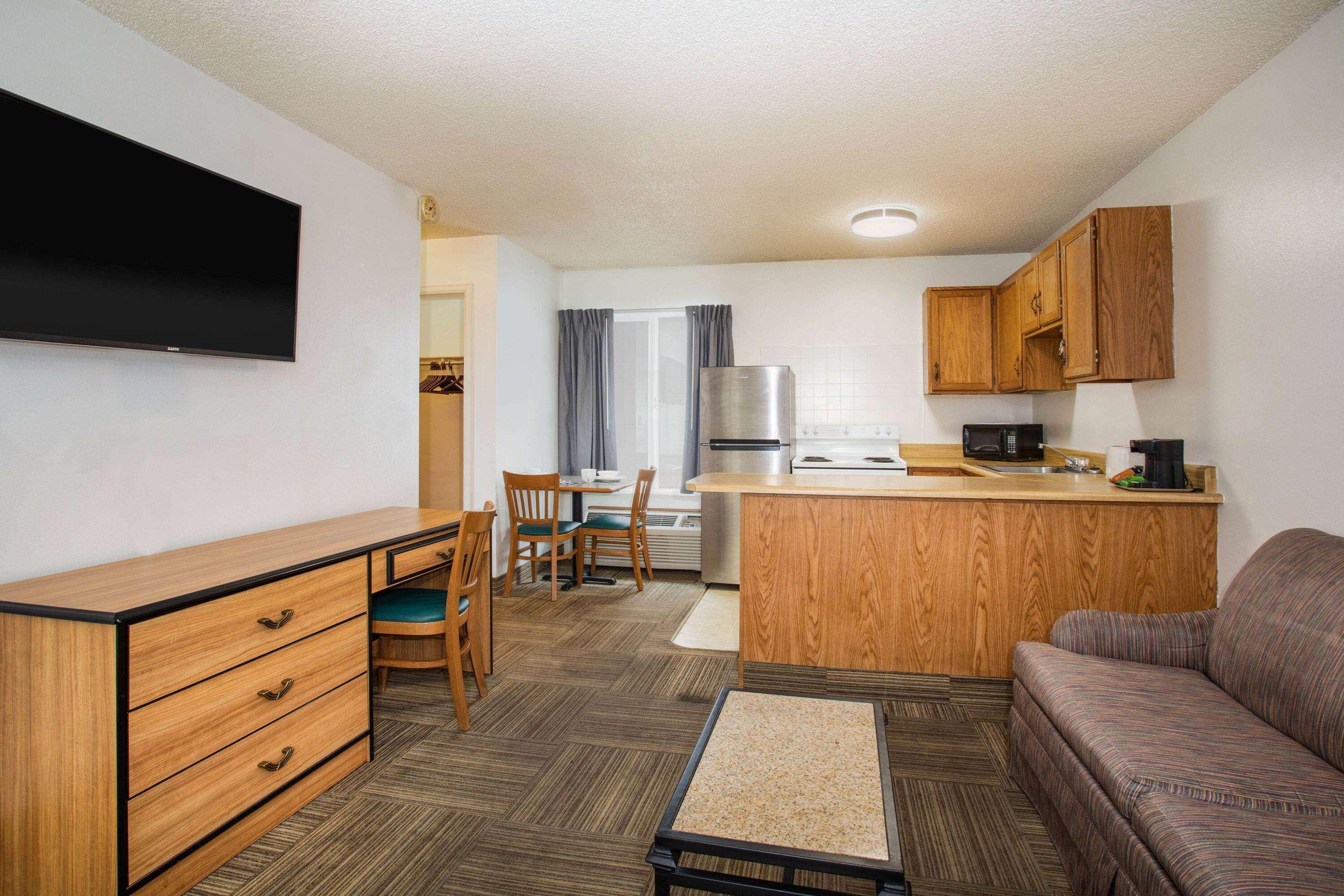 Travelodge By Wyndham Colorado Springs Airport/Peterson Afb Екстериор снимка
