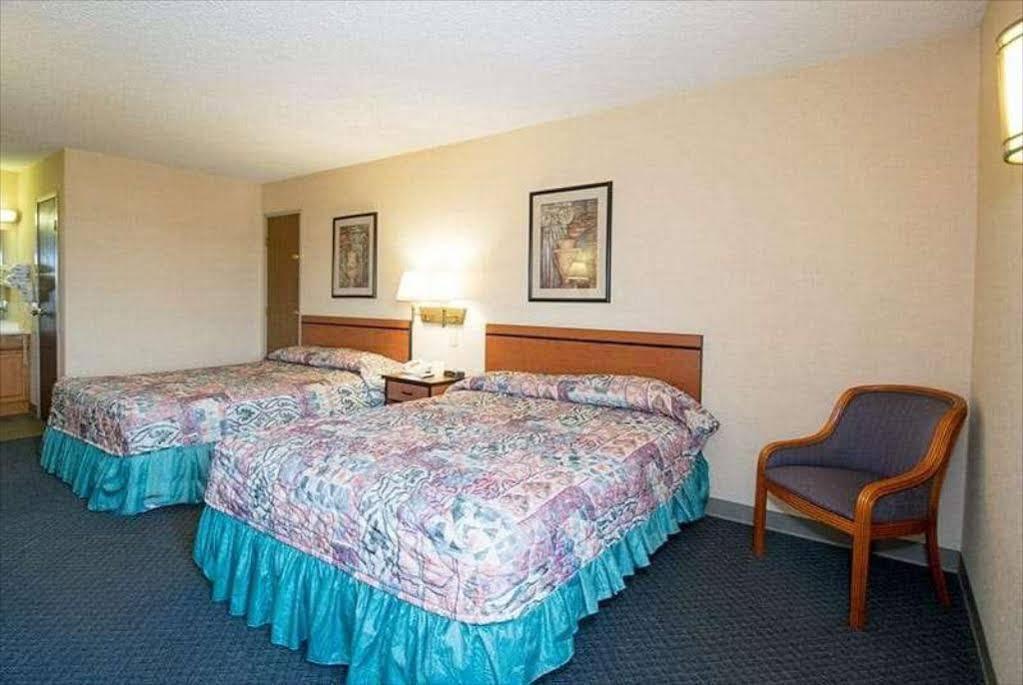 Travelodge By Wyndham Colorado Springs Airport/Peterson Afb Екстериор снимка
